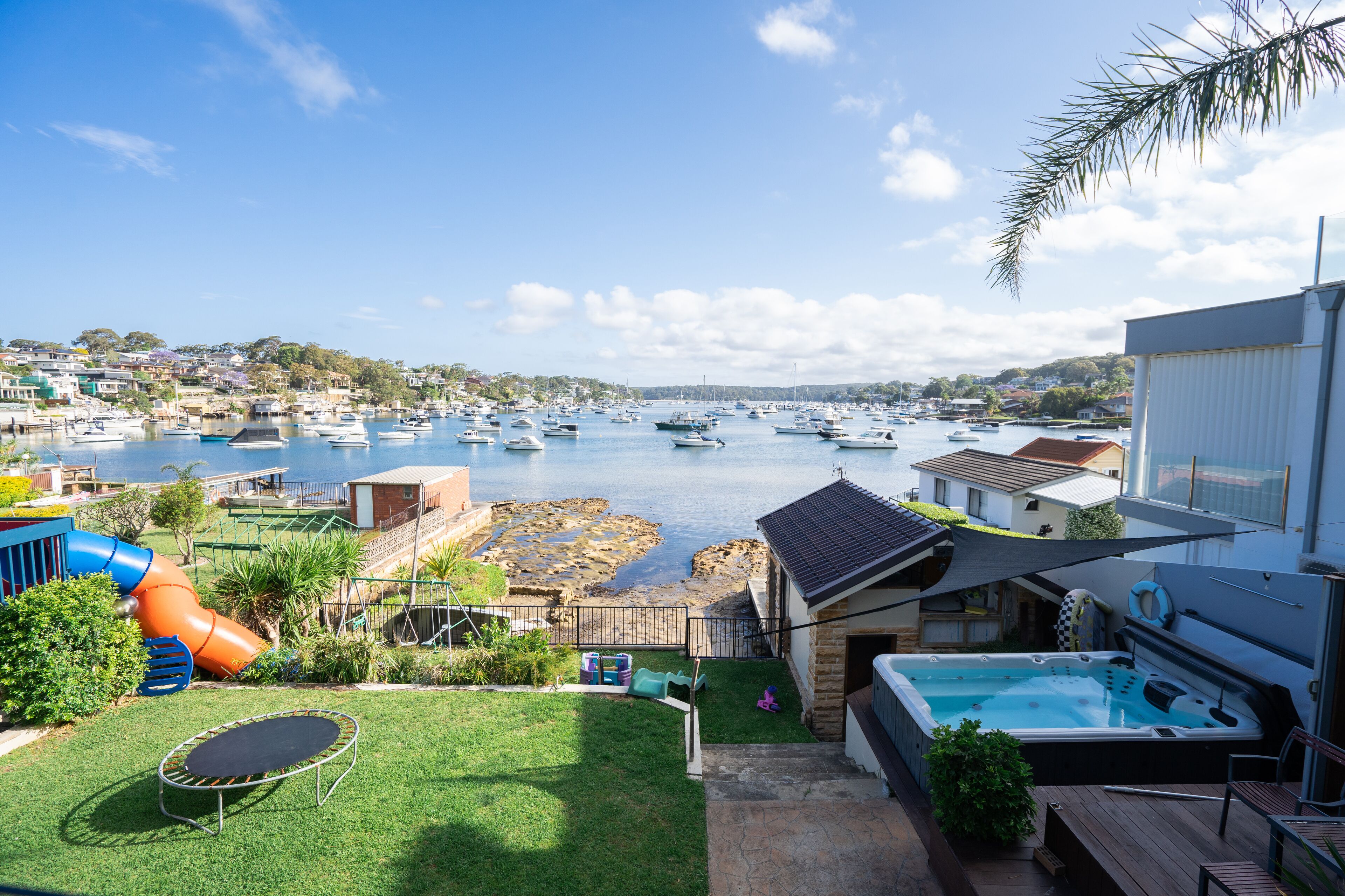 WATERFRONT 7x BEDROOM APARTMENT W/ HOT TUB — image 3