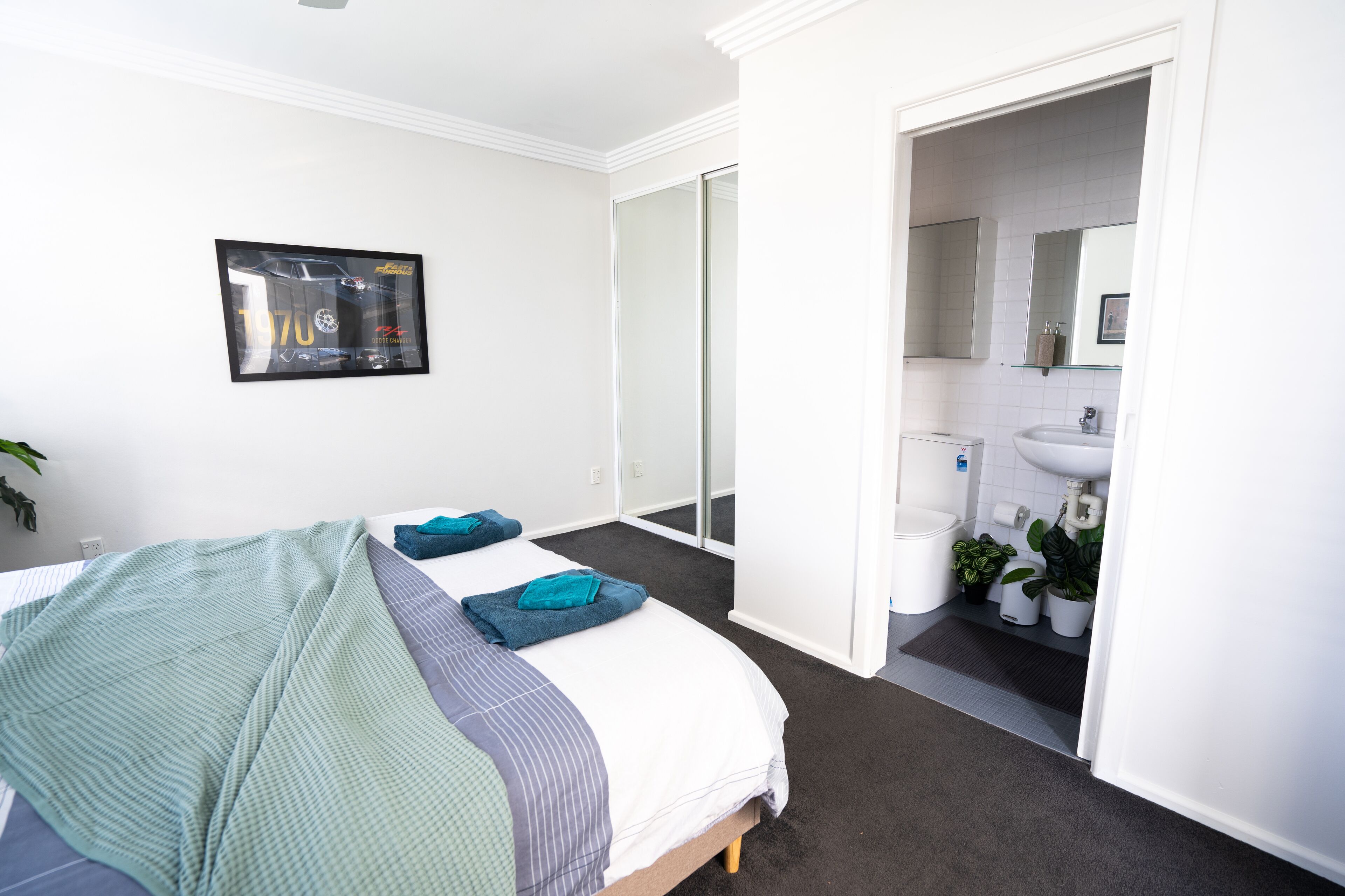 WATERFRONT 7x BEDROOM APARTMENT W/ HOT TUB — image 26