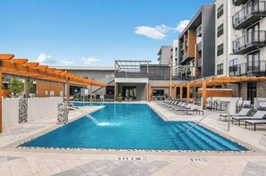 Piscina all'aperto, una piscina riscaldata