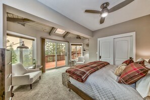 4 habitaciones, tabla de planchar con plancha, cuna de viaje y wifi