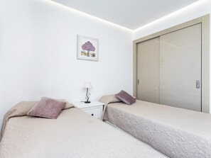 2 chambres, fer et planche à repasser, accès à Internet, literie fournie