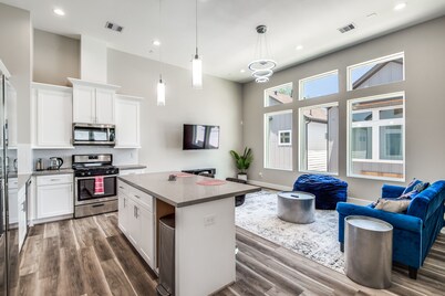 Upscale 2 story home by the Galleria!