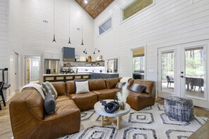 Smart TV, chimenea, videojuegos y libros 