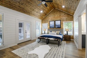 3 habitaciones, escritorio y tabla de planchar con plancha 