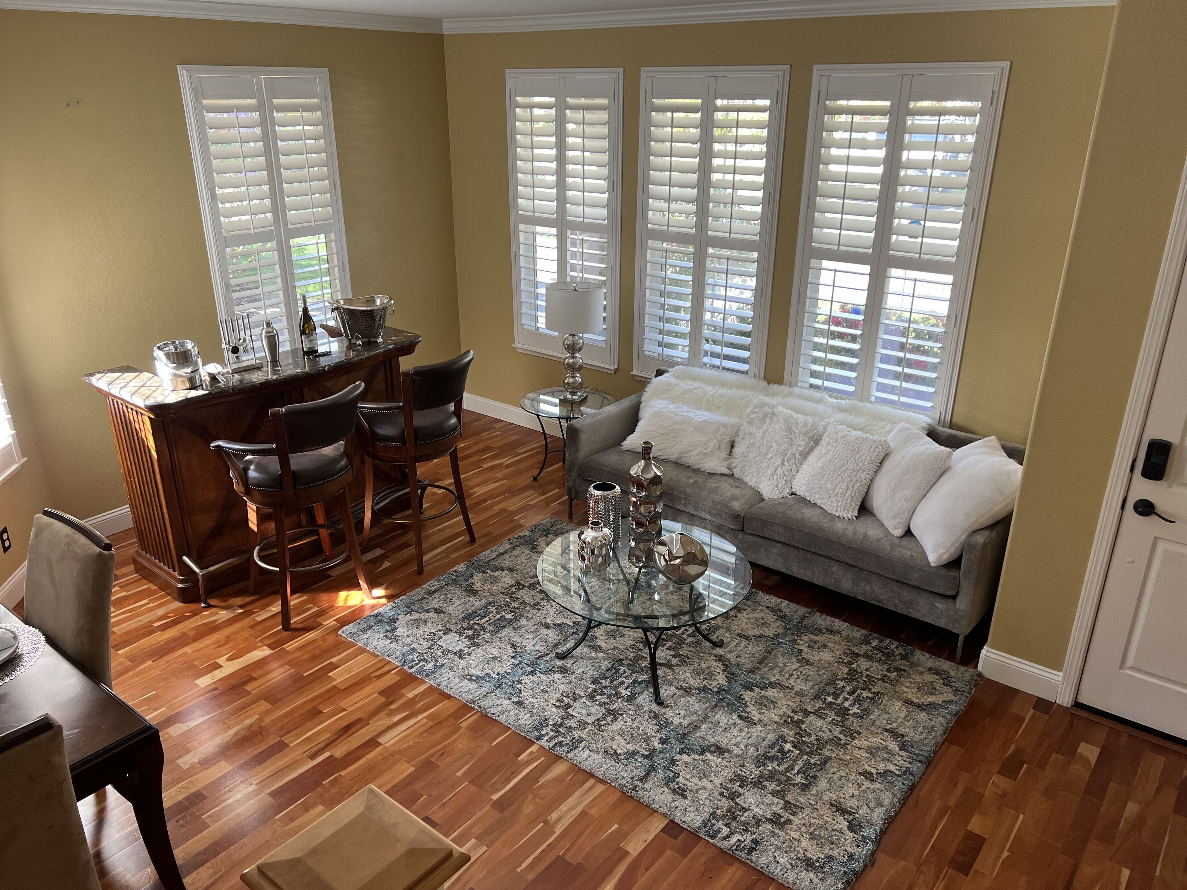 Beautiful 4 bedroom home w/ luxurious furnishings