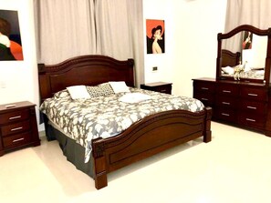 3 habitaciones, tabla de planchar con plancha, wifi y ropa de cama 