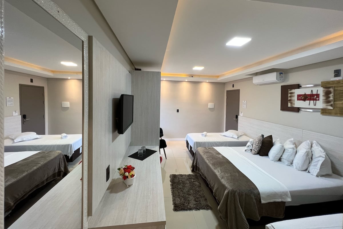 Premium Quadruple Room | Peti besi dalam bilik, meja, ruang kerja komputer riba