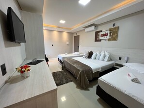Premium Quadruple Room | In-room safe, desk, laptop workspace, blackout curtains - Hotel Balneário do Parque (Penha)