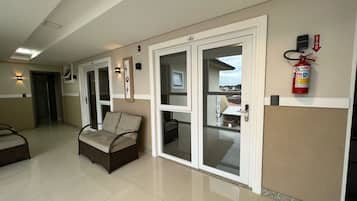 舒适四人房 | 客房内保险箱、办公桌、笔记本电脑工作区、遮光窗帘