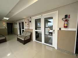 Quarto quádruplo conforto | Cofres nos quartos, escrivaninha, espaço de trabalho para notebook