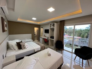 Premium Quadruple Room | In-room safe, desk, laptop workspace, blackout drapes - Hotel Balneário do Parque (Penha)
