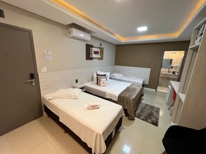 Premium Quadruple Room | In-room safe, desk, laptop workspace, blackout curtains - Hotel Balneário do Parque (Penha)