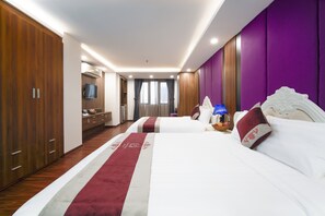 Executive Room, Bathtub | Minibar, in-room safe, individually decorated, individually furnished