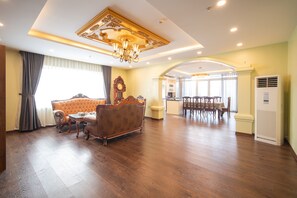 Penthouse | Bar mini, peti besi dalam bilik, dihias secara berasingan 