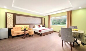 Monolocale, vista città | Minibar, una cassaforte in camera, con stile personalizzato