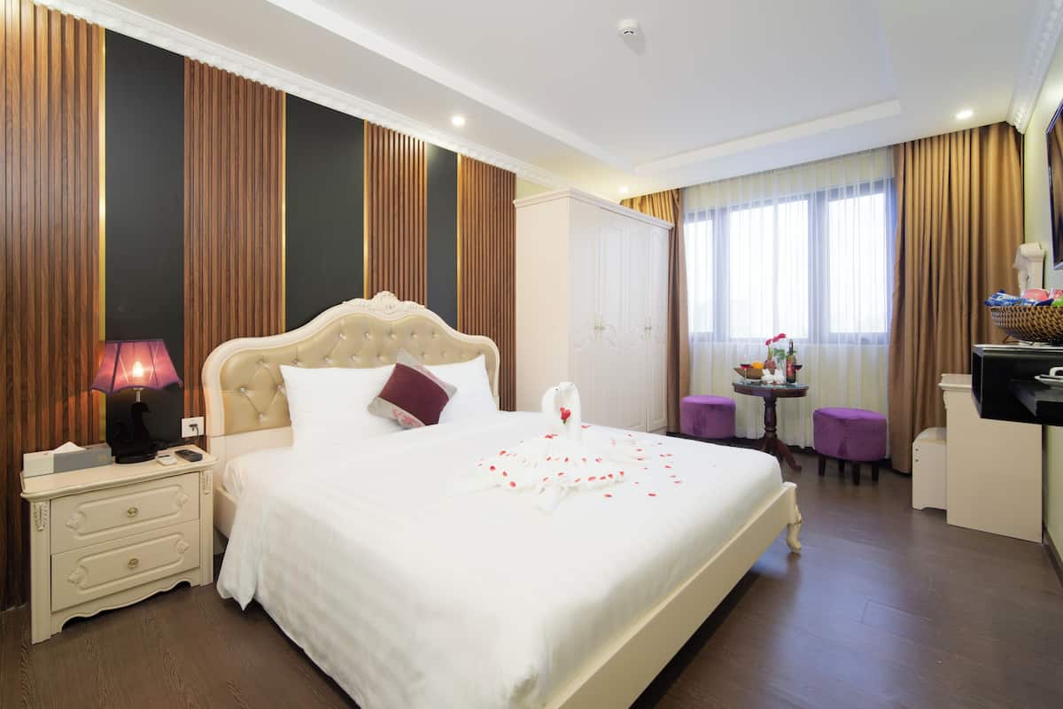 Minibar, in-room safe, individually decorated, individually furnished