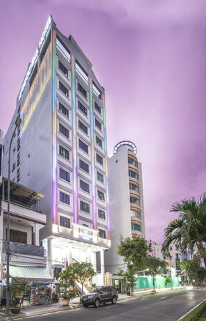 Front of property - Me Q Beach Hotel & Apartment (Da Nang)