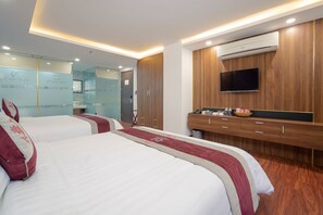 Executive Room, Bathtub | Minibar, in-room safe, individually decorated, individually furnished - Me Q Beach Hotel & Apartment (Da Nang)