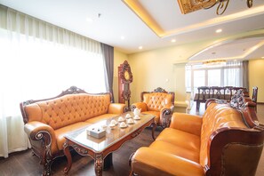 Penthouse | Bar mini, peti besi dalam bilik, dihias secara berasingan 