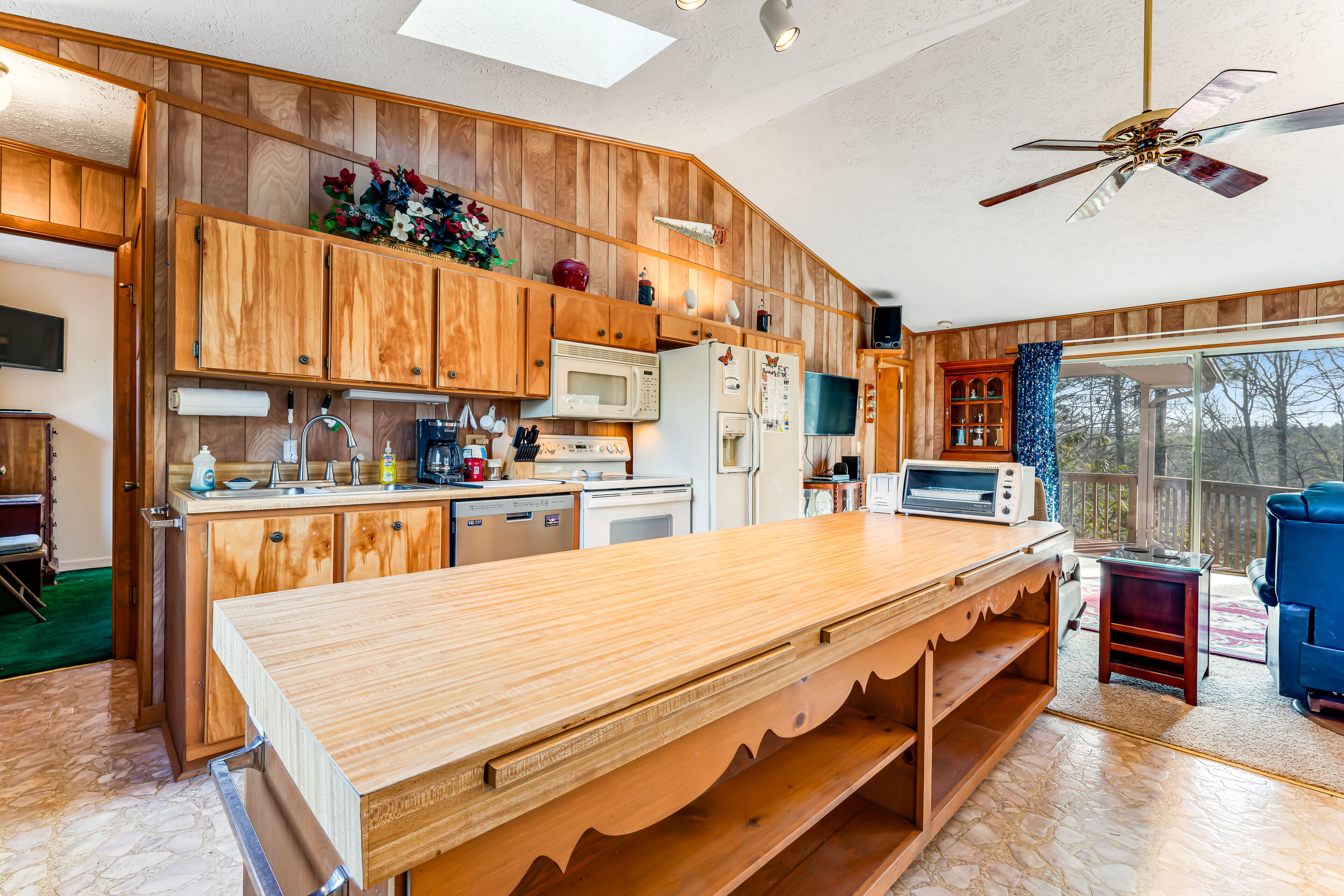 Forested hideaway by golf club & slopes with scenic deck, washer/dryer & WiFi