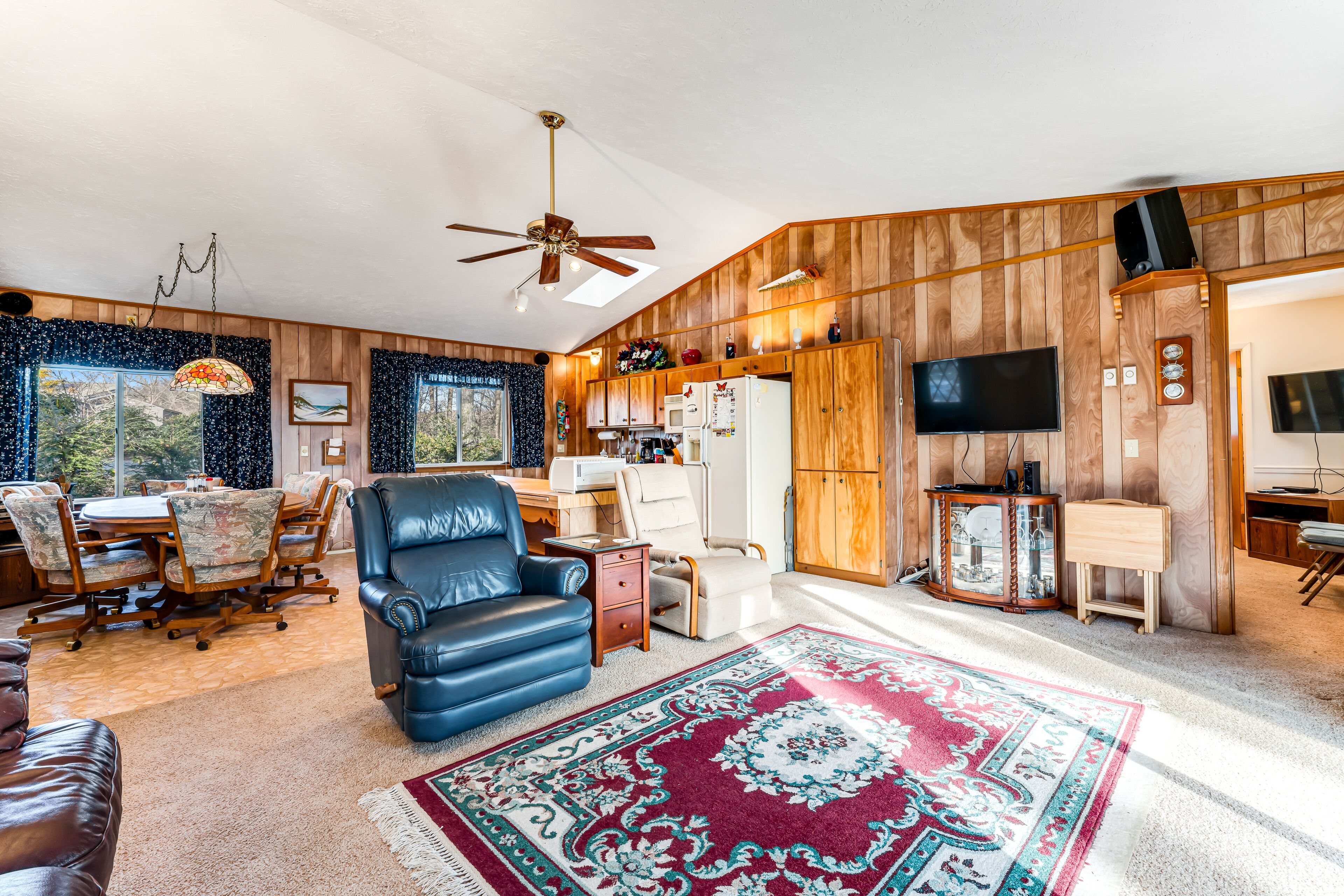 Forested hideaway by golf club & slopes with scenic deck, washer/dryer & WiFi