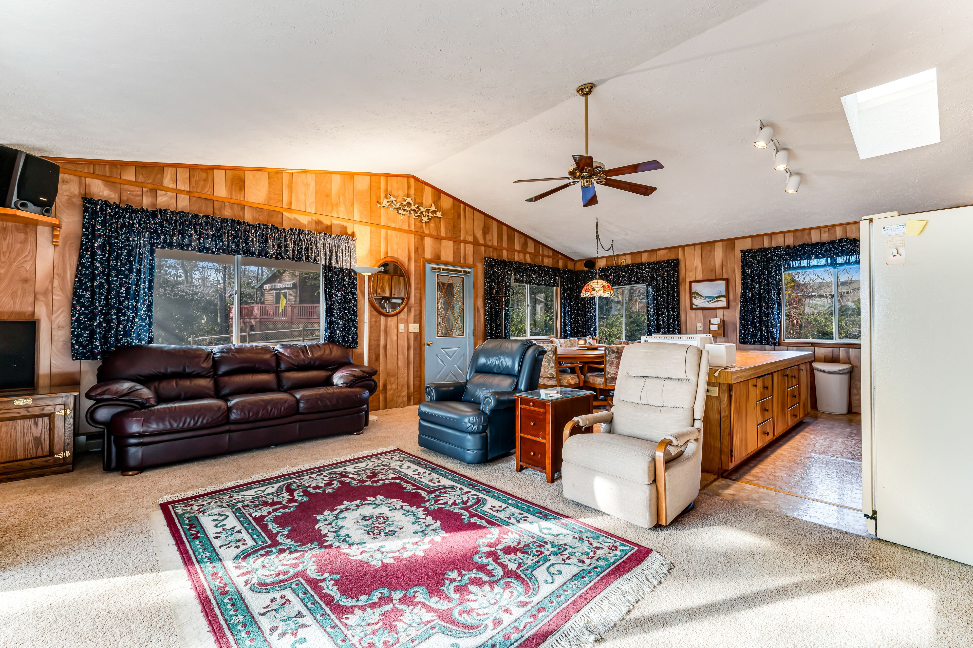 Forested hideaway by golf club & slopes with scenic deck, washer/dryer & WiFi
