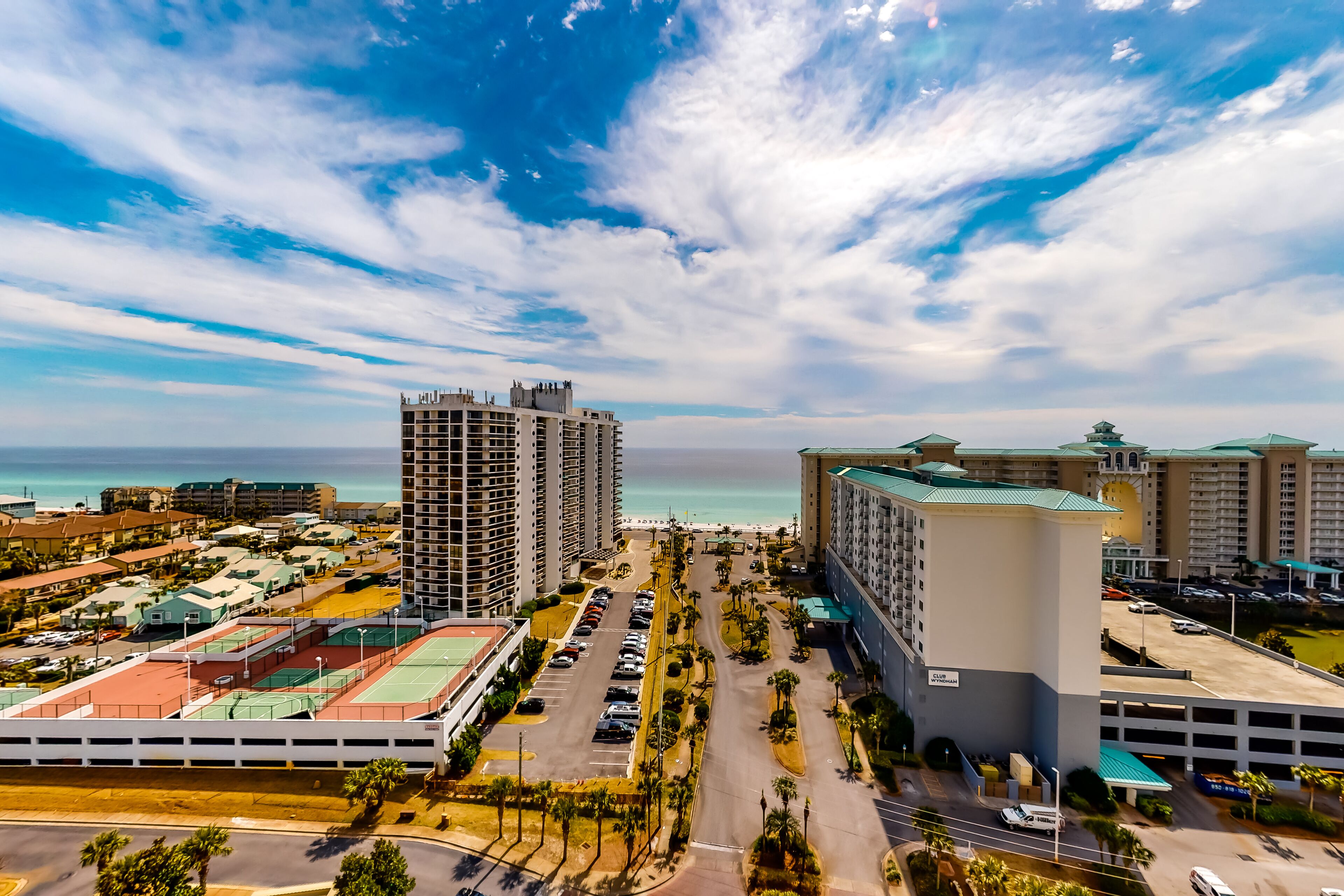 Wonderful 14th-floor suite overlooking w/gulf views from balcony, WiFi, pool, AC