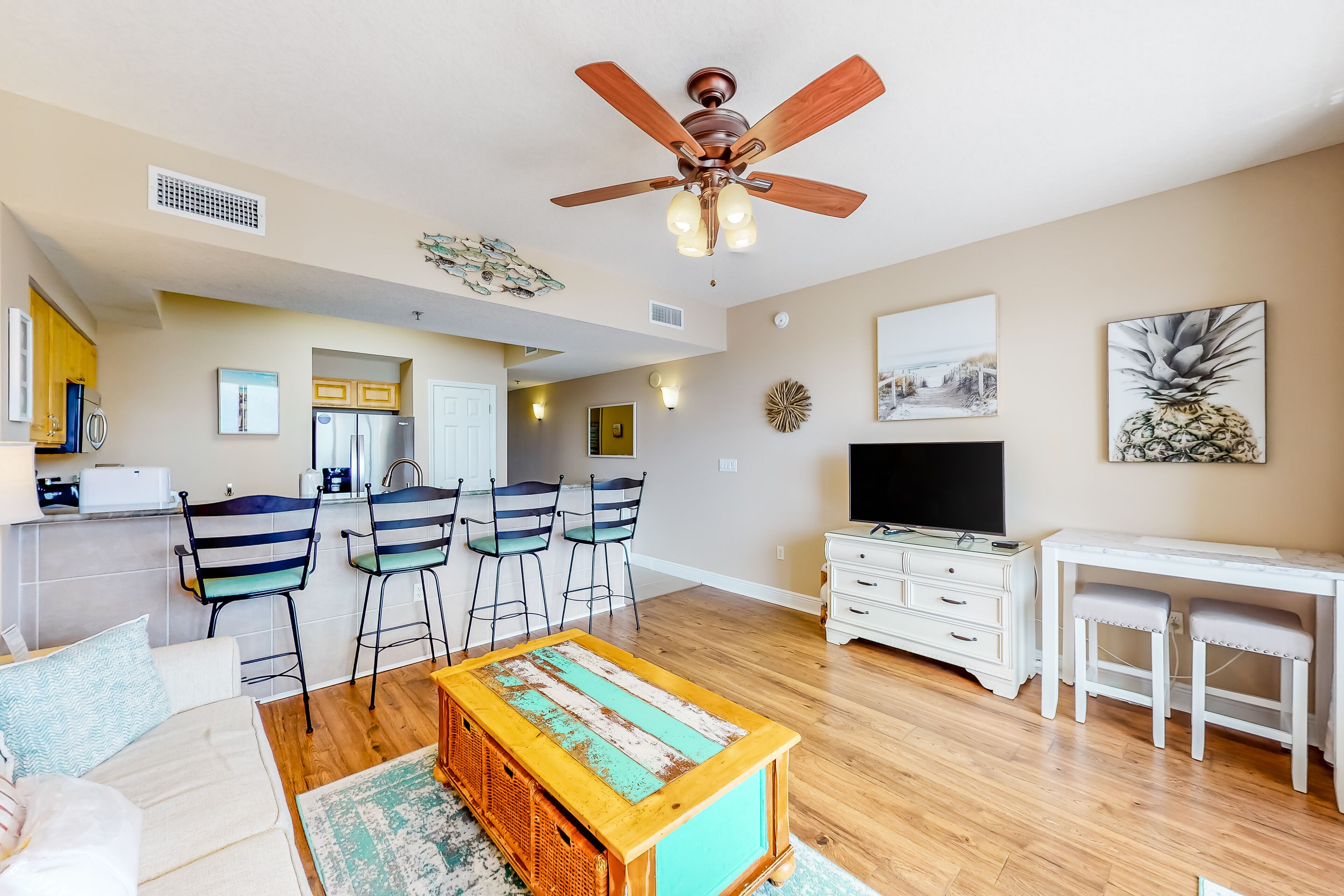 Wonderful 14th-floor suite overlooking w/gulf views from balcony, WiFi, pool, AC