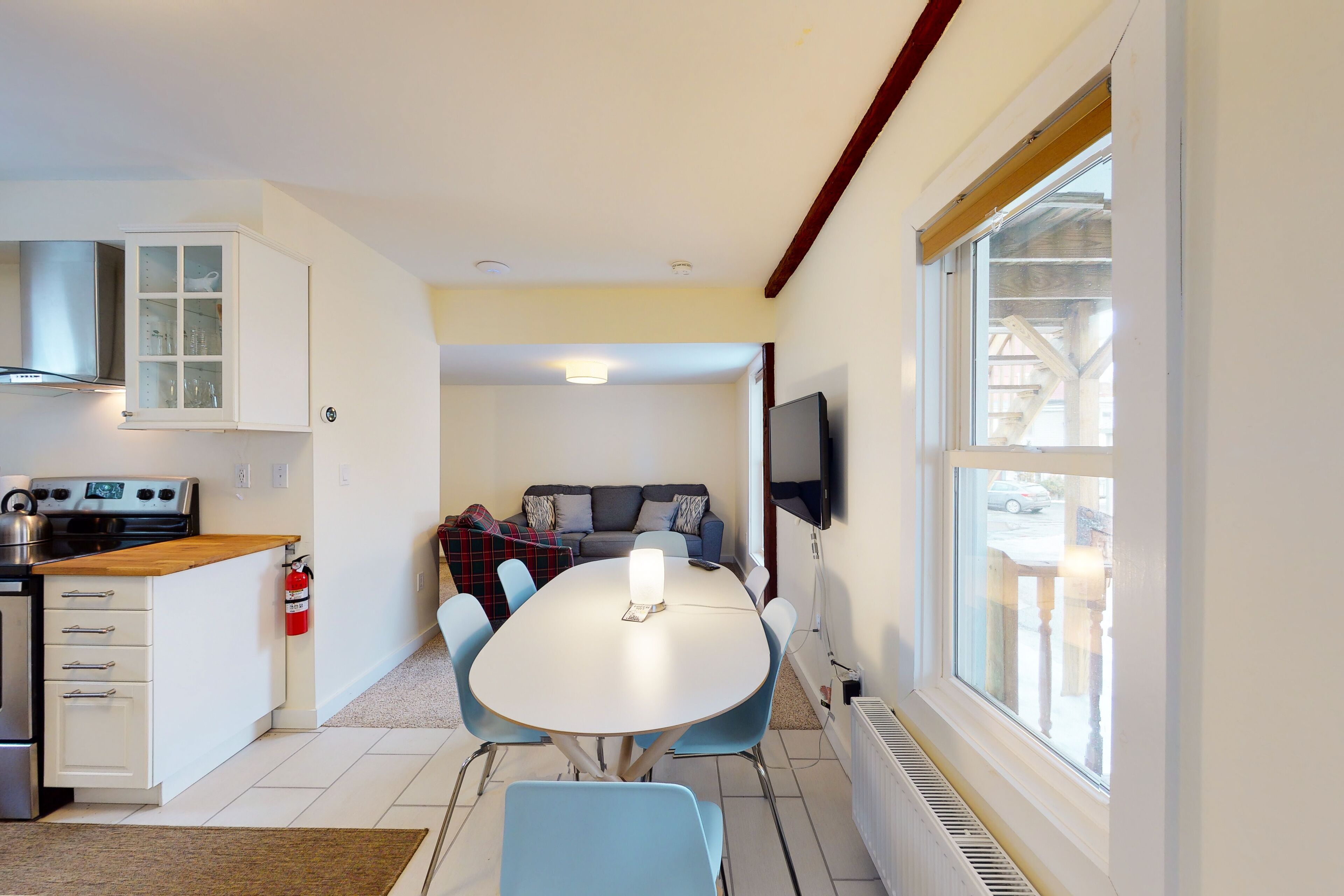 Remodeled condo with free WiFi & shared W/D - ski bus pickup across street