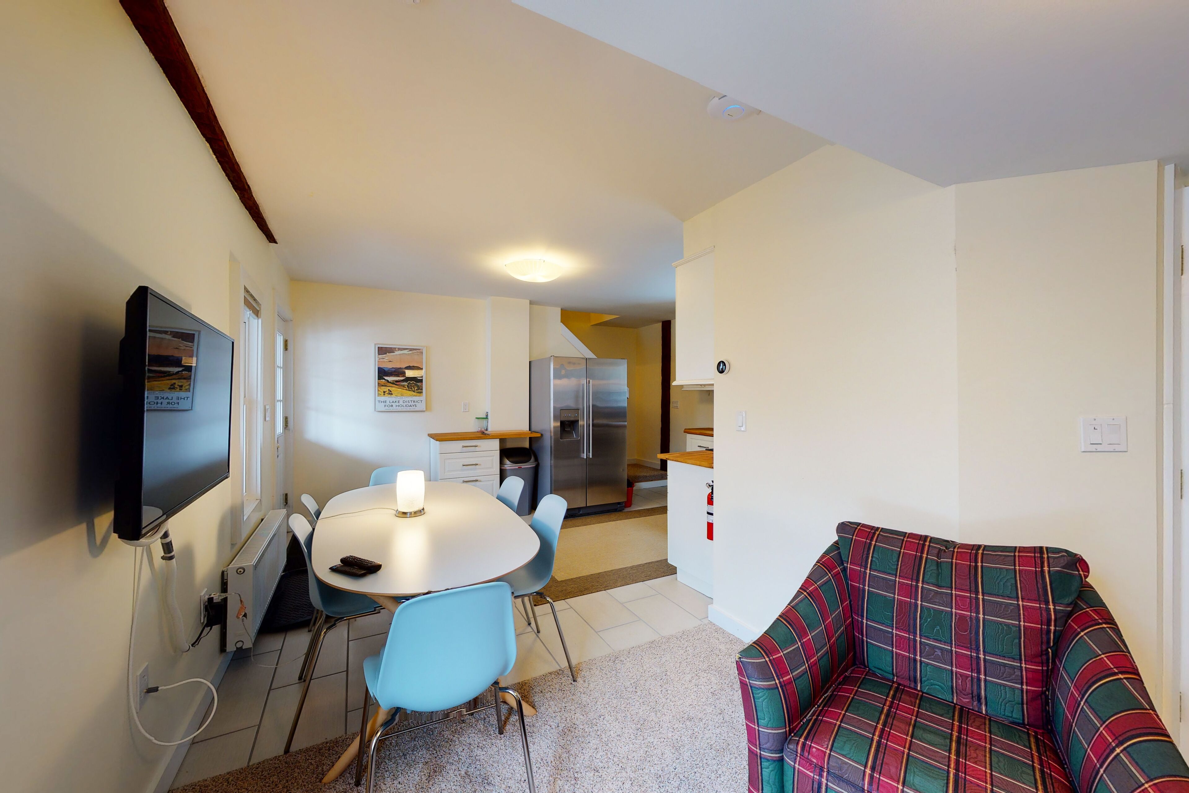 Remodeled condo with free WiFi & shared W/D - ski bus pickup across street