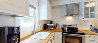 Remodeled condo with free WiFi & shared W/D - ski bus pickup across street