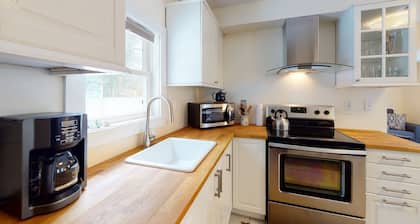 Remodeled condo with free WiFi & shared W/D - ski bus pickup across street