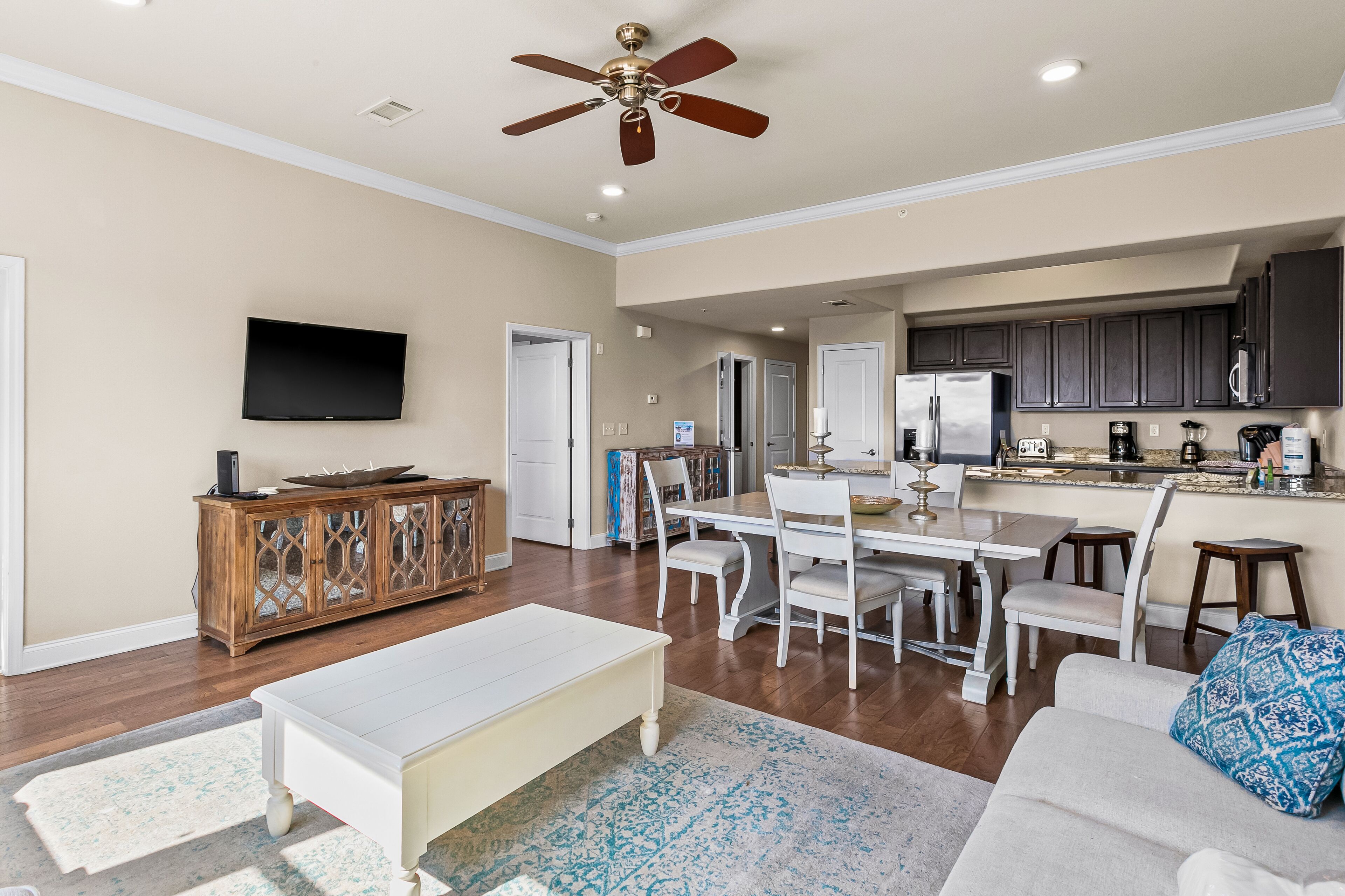 Gulfside condo with wifi, private balcony, central ac, w/d, pool, and hot tub