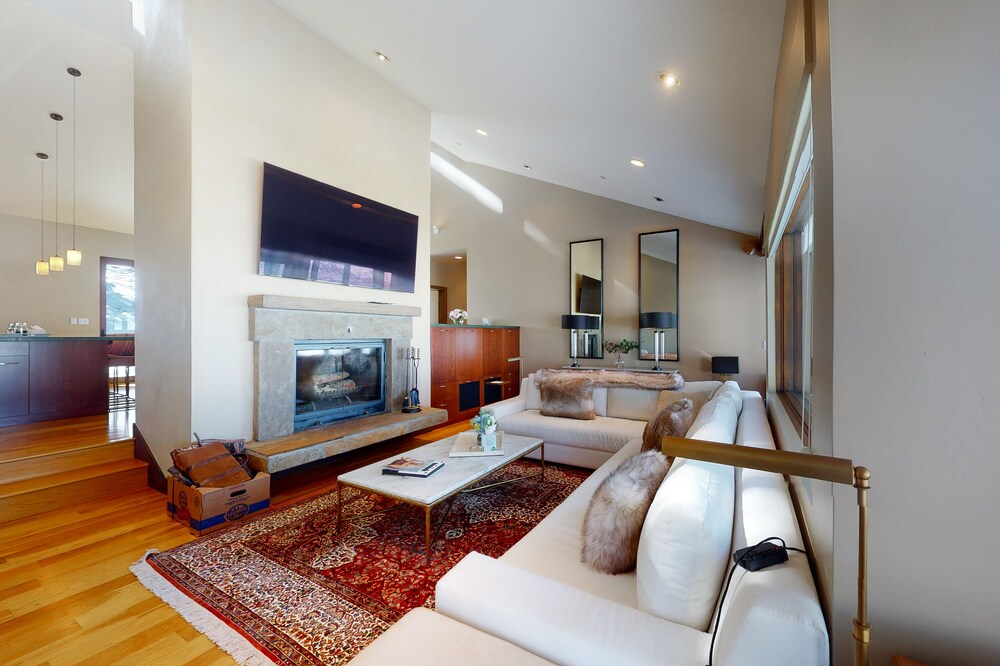 Luxury home with private hot tub - mountain views, gourmet kitchen & fireplace