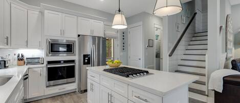 Een koelkast, een microgolfoven, een oven, een kookplaat