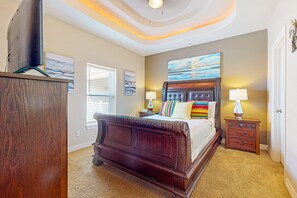 2 bedrooms, iron/ironing board, Internet, bed sheets - Second-story beach condo with an on-site pool, WiFi, central A/C, & washer/dryer (South Padre Island)