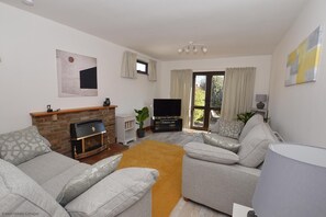 TV - This bright and welcoming annexe is well equipped, with parking - perfect for a break exploring the (Sheringham)