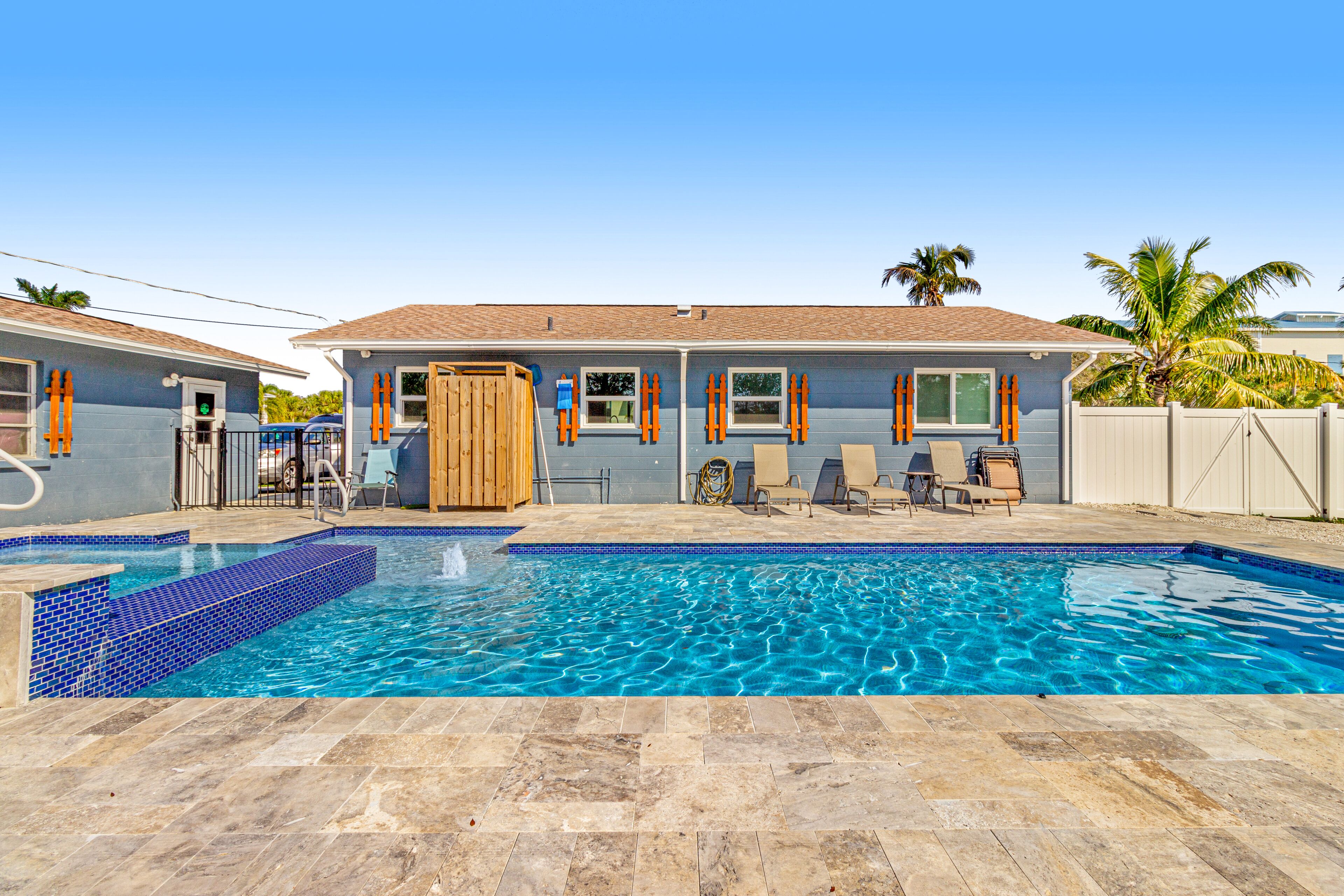 Elegant cottage in AMI/Cortez fishing village with central AC & washer/dryer