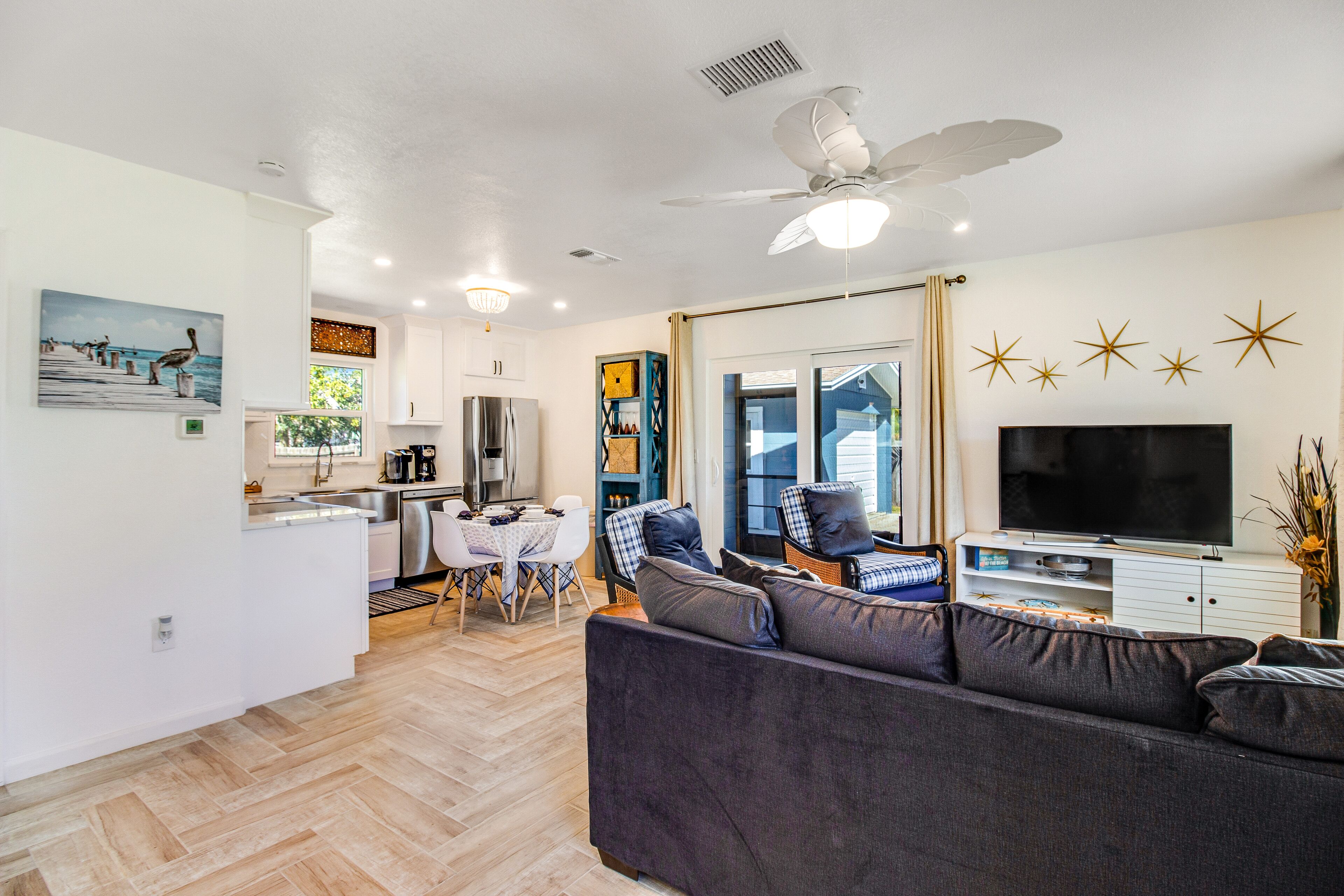 Elegant cottage in AMI/Cortez fishing village with central AC & washer/dryer