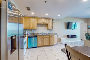 Geladeira, micro-ondas, fogão, cooktop