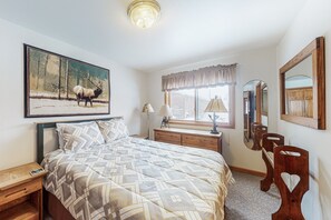 1 dormitorio, tabla de planchar con plancha, Internet y ropa de cama
