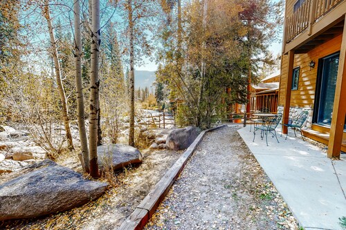 Riverfront condo with free wifi, fireplace, patio, & gas grill