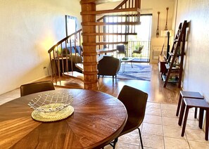 Interior - Kamaole Sands Ocean View Condo, 5 mins walk to a beautiful beach! (KIHEI)