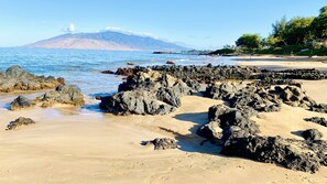 Sun loungers, beach towels - Kamaole Sands Ocean View Condo, 5 mins walk to a beautiful beach! (KIHEI)