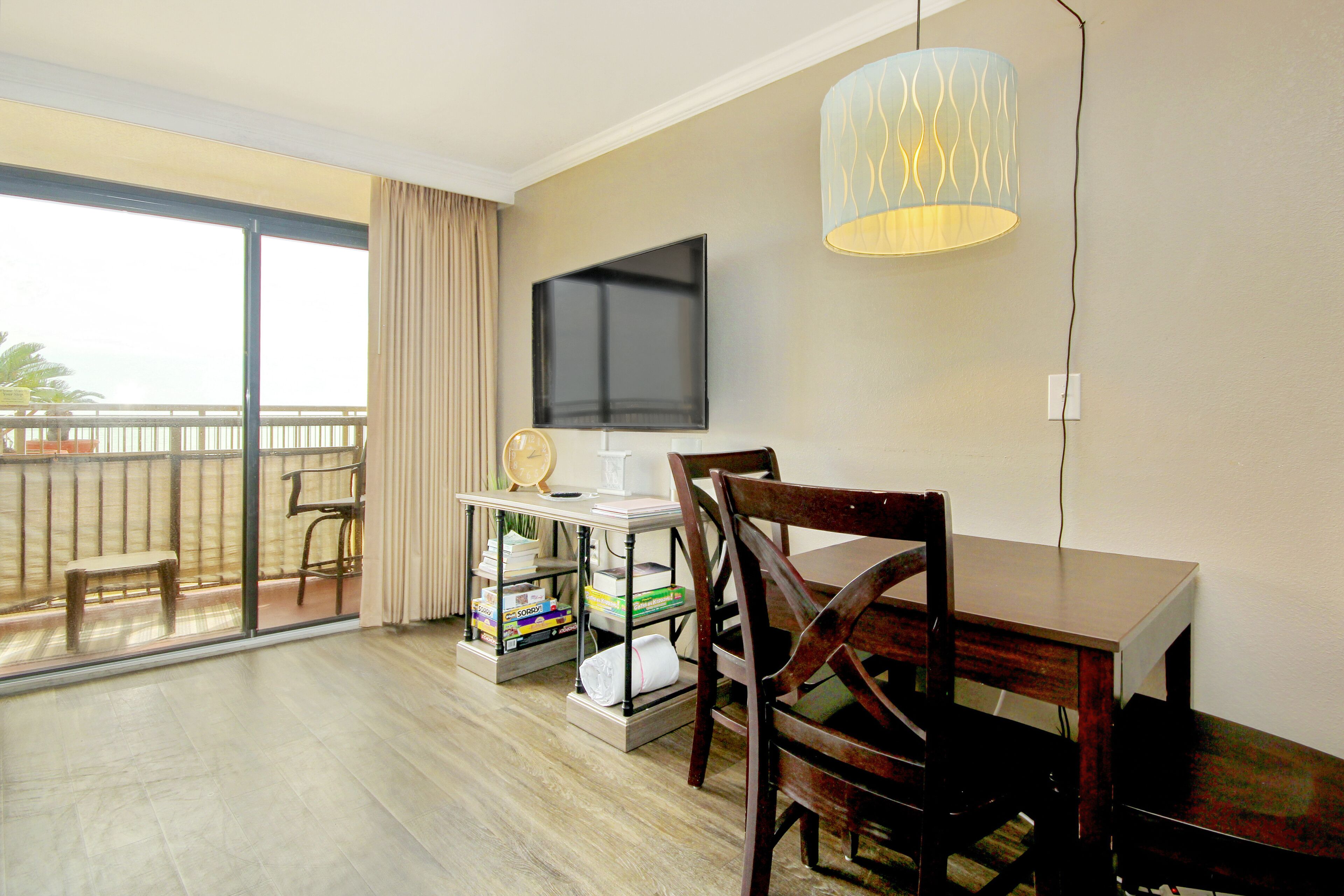 Oceanfront condo with fast WiFi & furnished balcony plus shared pools & hot tubs