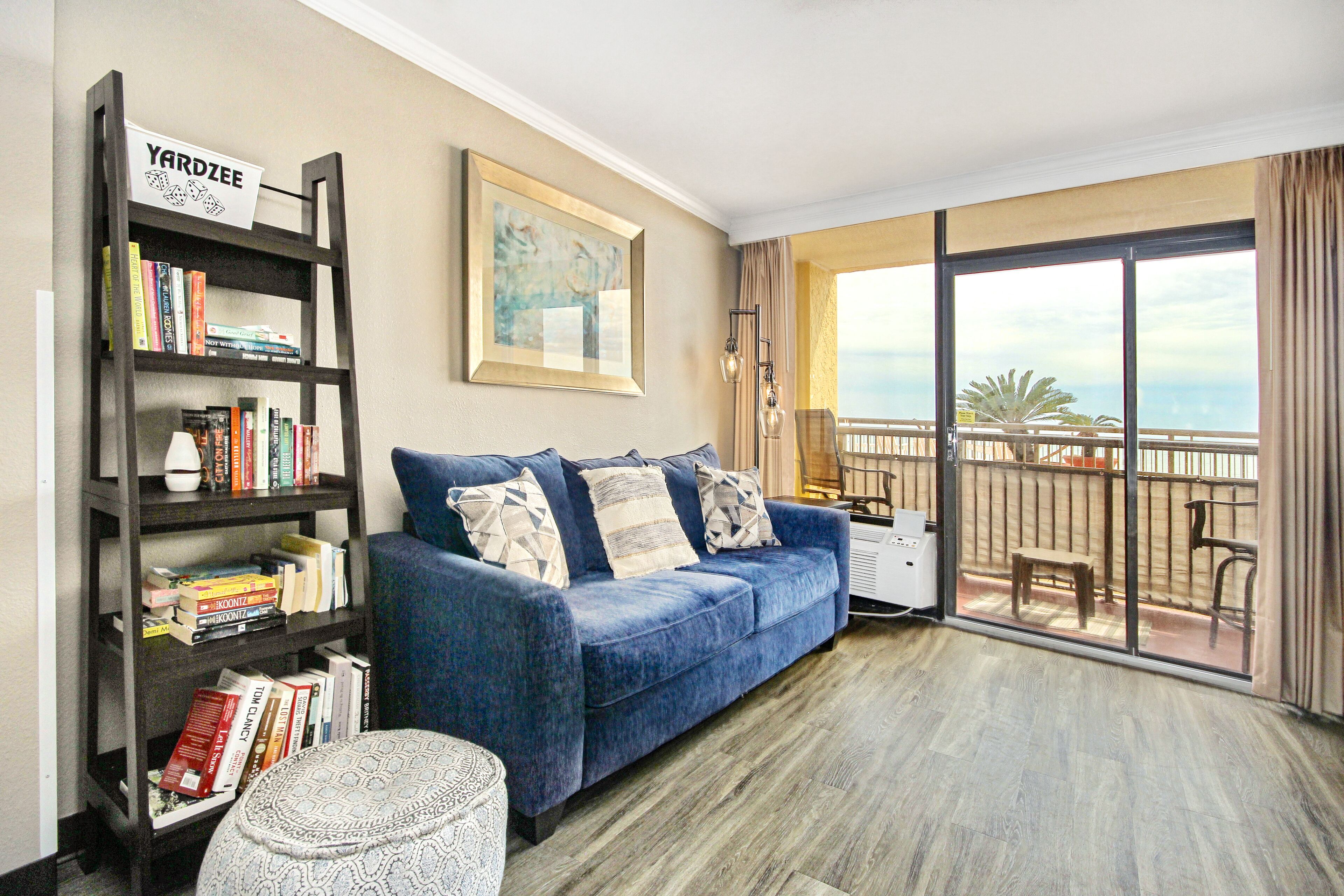 Oceanfront condo with fast WiFi & furnished balcony plus shared pools & hot tubs