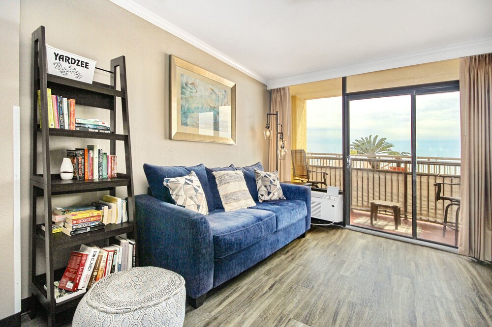 Oceanfront condo with fast WiFi & furnished balcony plus shared pools & hot tubs