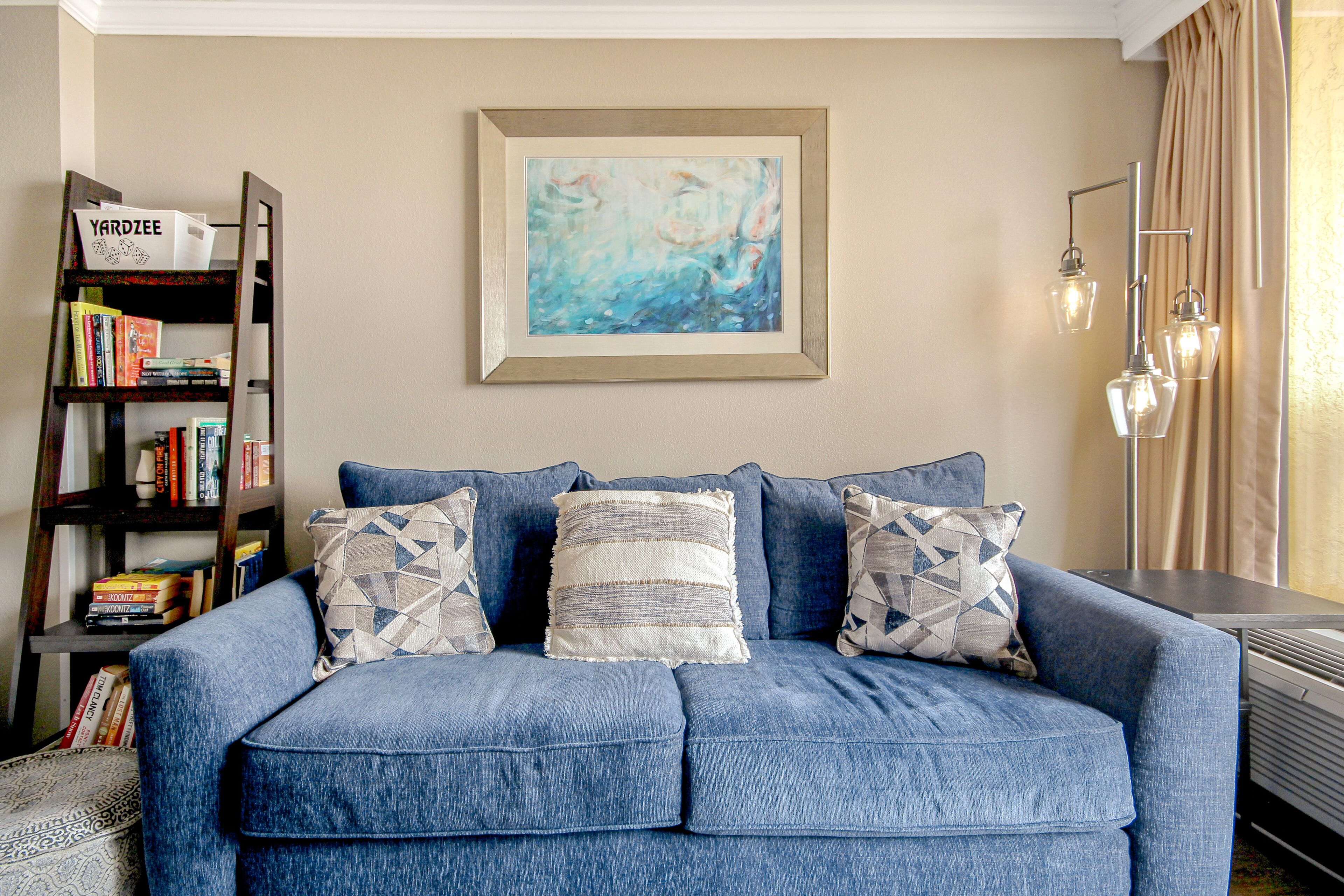 Oceanfront condo with fast WiFi & furnished balcony plus shared pools & hot tubs