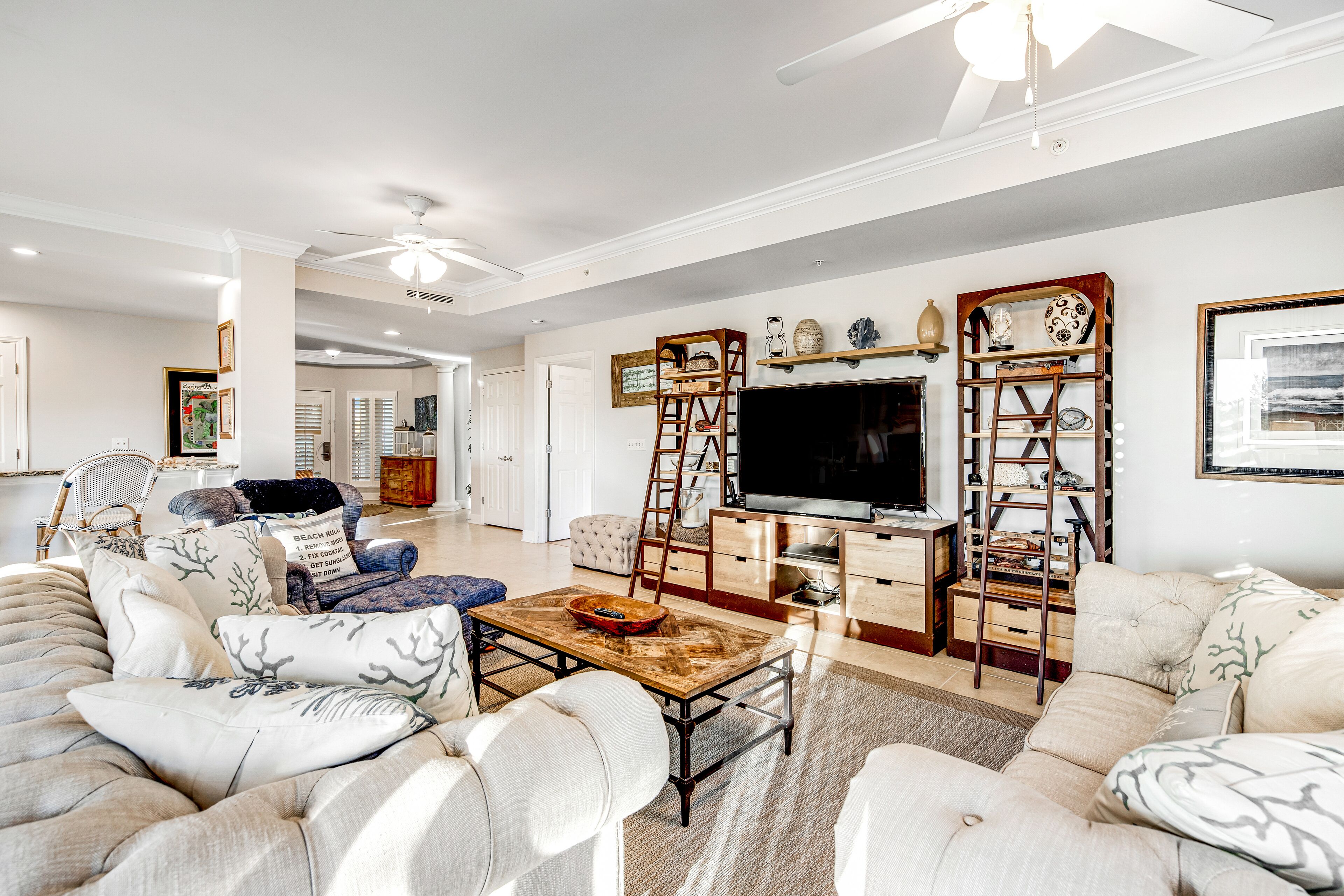 Sunny condo with pool and tennis court access, washer/dryer & central AC