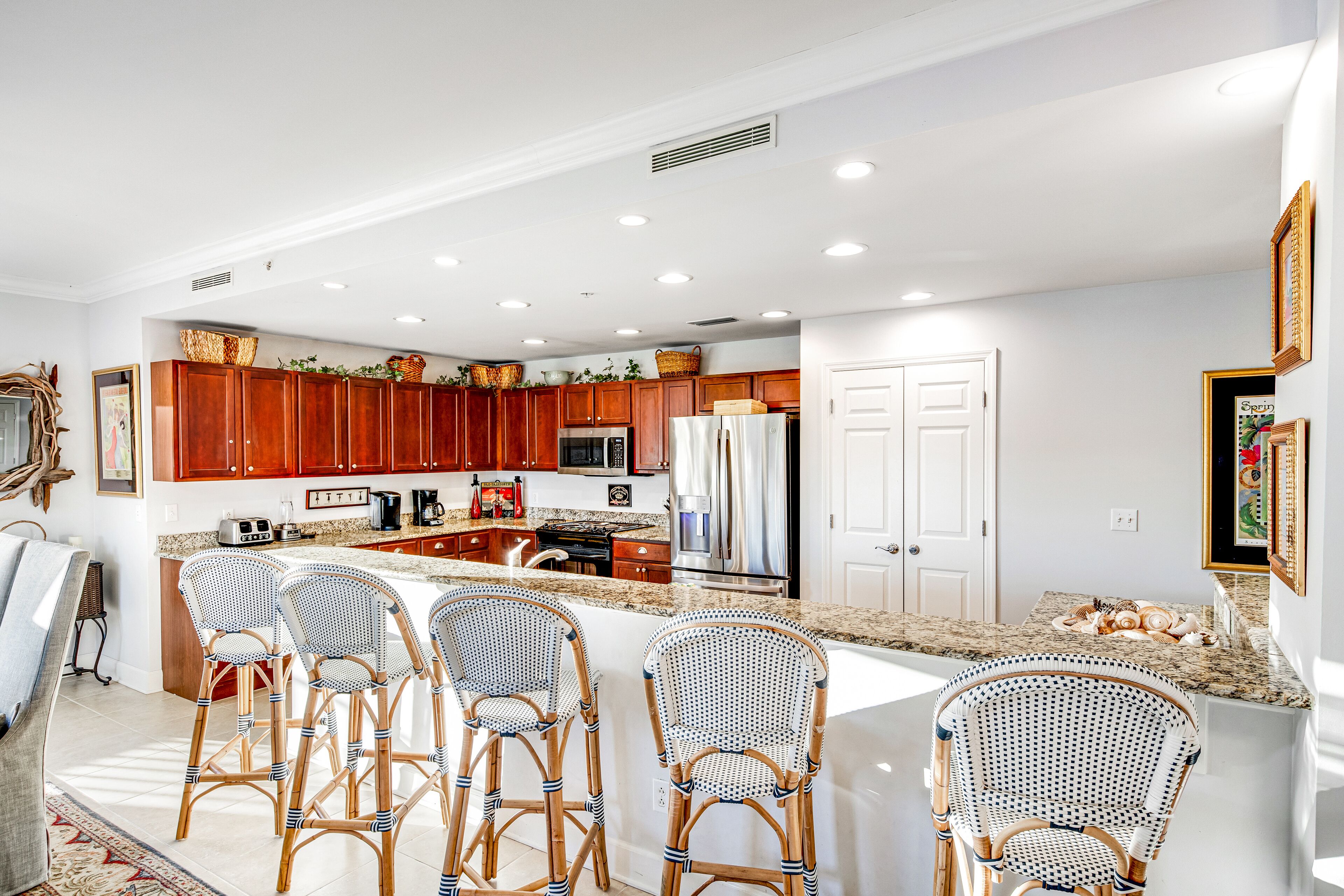 Sunny condo with pool and tennis court access, washer/dryer & central AC